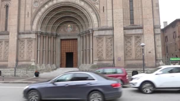 Kerk van heilig hart van Jezus op Via Giacomo Matteotti, 27, Bologna, Italië. — Stockvideo