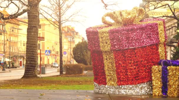 Vánoční dekorace na Krakowskie Przhedmieskie ve Varšavě, Polsko. — Stock video