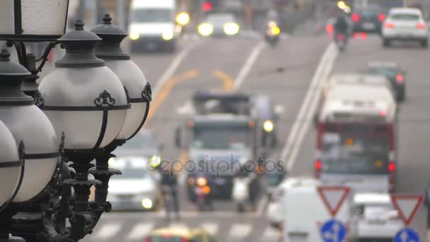Bolonha, região de Emilia-Romagna, norte da Itália: lanternas com vista para a rua Giacomo Matteotti, perto da estação ferroviária central — Vídeo de Stock
