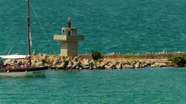 Toeristische schip mijdt vuurtoren in de buurt van haven van Sozopol, Bulgarije aan de Zwarte Zee — Stockvideo