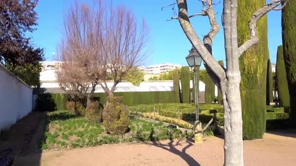 Alcázar de los Reyes Cristianos en Córdoba, Andalucía, España. Fortaleza sirvió como una de las principales residencias de Isabel I de Castilla y Fernando II de Aragón . — Vídeo de stock