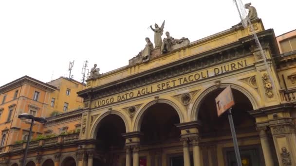 Bolonia, Región Emilia-Romaña, norte de Italia: Monumento a Giuseppe Garibaldi en Via dell 'Indipendenza, 47 . — Vídeo de stock