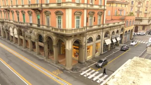 Bolonia, Región Emilia-Romaña, norte de Italia: edificio en la calle dell 'Indipendenza cerca de la estación central de tren — Vídeos de Stock