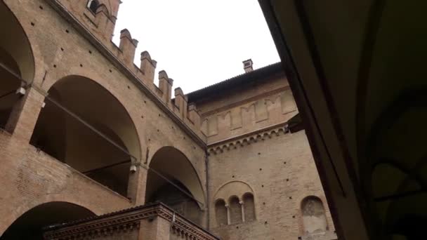 Болонья, регион Ла-Романья, Северная Италия: Palazzo Re Enzo is palace. Название происходит от имени Энцио Сардинского. Он был построен между 1244 и 1246 годами как расширение соседнего Палаццо дель Подеста — стоковое видео