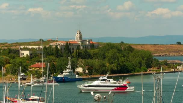 Marina e porto em Sozopol, Bulgária, na costa do Mar Negro . — Vídeo de Stock