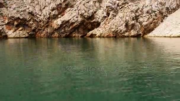 Zrmanja folyó torkolatától. Zrmanja folyó déli Lika és Észak-Dalmatia, Horvátország. Zrmanja ömlik az Adriai-tenger öböl nevű Novigradsko több. — Stock videók