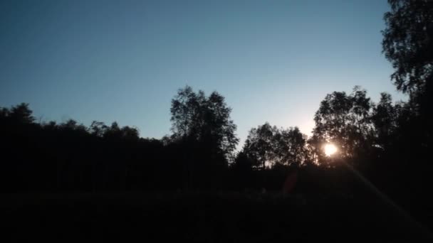 Movimento lento contra o pano de fundo do pôr do sol na pitoresca aldeia . — Vídeo de Stock