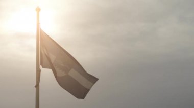 Rüzgara karşı gökyüzü içinde çırpınan Jurmala bayrağı. Jurmala Letonya, Riga batısında yaklaşık 25 kilometre şehirdir. Jurmala 32 km, Riga Körfezi ve Lielupe Nehri arasında uzanan tatil beldesi olduğunu.