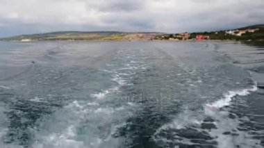 Tekne su Adriyatik Denizi üzerinde gelen ayak izi
