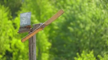 Ahşap ev yapımı weathervane sarma bıçaklar tarım bir çiftlikte döner..