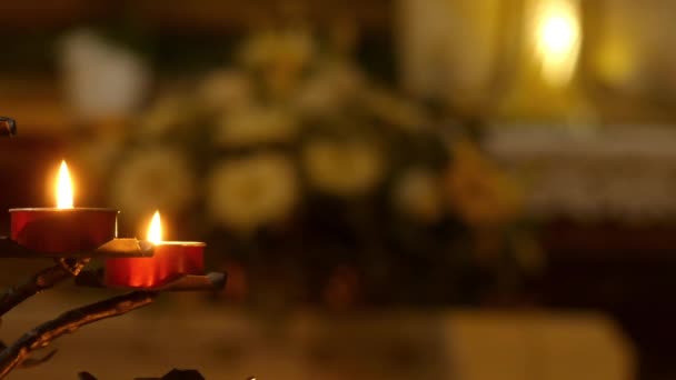 Ceremonial candles in Catholic church burn on metal stands — Stock Video