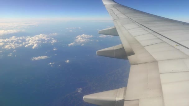 Skrzydła samolotu lotu nad białe, puszyste chmury na dużych wysokościach — Wideo stockowe