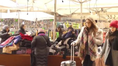 Bologna, İtalya - 21 Kasım 2016: bit pazarı doğum Via dell'8 Agosto.