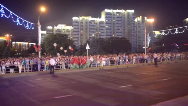 Minsk, Wit-Rusland - juli 3 2015: Feestelijke concert ter ere van de dag van de onafhankelijkheid van Wit-Rusland. Minsk, kruispunt in de buurt van Wit-Rusland groot Patriotic War Museum. — Stockvideo