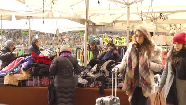 Bologna, Itálie - Listopad 21 2016: bleší trh na náměstí Piazza dell'8 Agosto. — Stock video