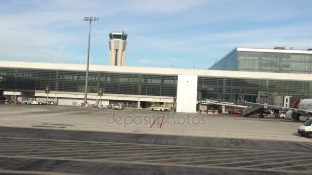 MALAGA, ESPAGNE - 31 JANVIER 2017 : L'aéroport de Malaga est le quatrième aéroport le plus achalandé d'Espagne après MadridBarajas, Barcelone et Palma de Majorque, c'est le principal aéroport international desservant Costa del Sol . — Video