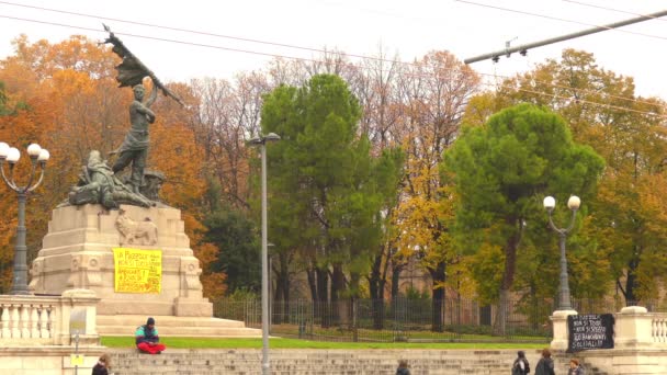 BOLOGNA, ITALIA - 21 DE NOVIEMBRE DE 2016: Monumento a los caídos del VIII de Agosto de 1848 en Via Irnerio, Parque Montagnola . — Vídeos de Stock