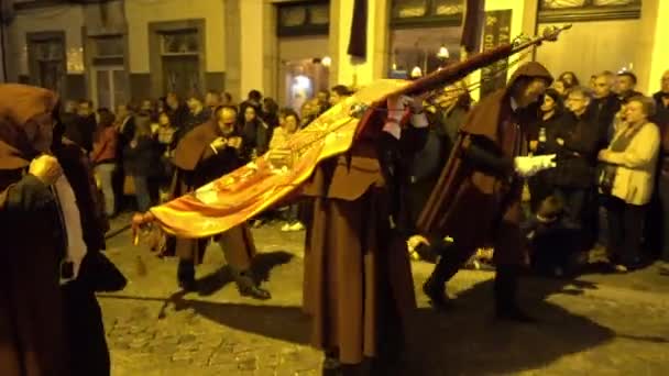 BRAGA, PORTUGAL - 14 217 DE ABRIL: Procissões de penitência nas ruas de Braga, Portugal na Semana Santa (Semana Santa) durante a última semana da Quaresma antes da Páscoa. Homenagem anual da Paixão de Jesus Cristo . — Vídeo de Stock