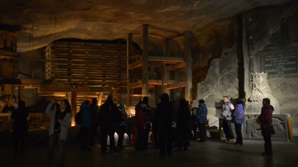WIELICZKA, POLÓNIA - JANEIRO 4 2016: A mina de sal de Wieliczka, localizada na cidade de Wieliczka, no sul da Polônia, fica dentro da área metropolitana de Cracóvia . — Vídeo de Stock