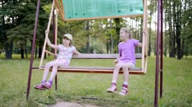 iki güzel küçük kız büyük yaz Şehir Parkı hızıyla oynamak