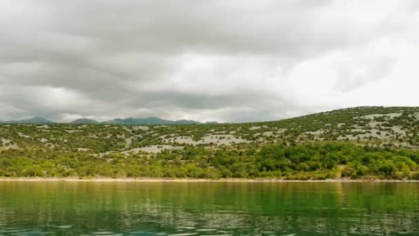 クロアチア、ザダル郡のノヴィグラード海岸海の丘陵と生い茂った低木. — ストック動画