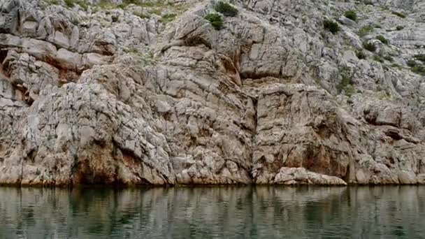 Monding van de rivier Zrmanja. Zrmanja is een rivier in zuidelijk Lika en noorden van Dalmatië, Kroatië. Zrmanja uitmondt in de Adriatische Zee in de baai met de naam Novigradsko meer. — Stockvideo
