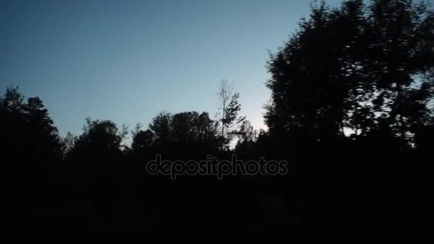 Zeitlupe vor dem Hintergrund des Sonnenuntergangs im malerischen Dorf. — Stockvideo