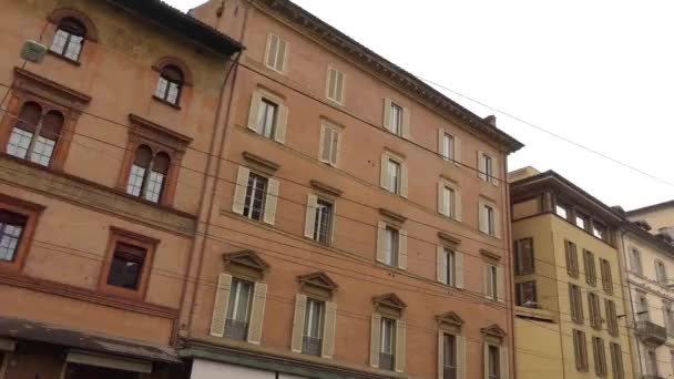 Bologna, Regione Emilia-Romagna: Palazzo Re Enzo è un palazzo. Prende il nome da Enzio di Sardegna. Fu costruito tra il 1244-1246 come estensione del vicino Palazzo del Podestà — Video Stock