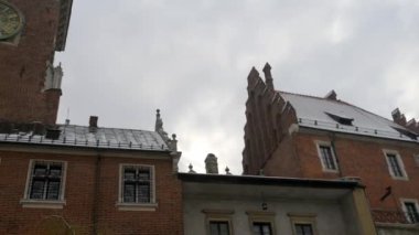 Wawel müstahkem bir mimari kompleks, Krakow, Polonya Vistula Nehri'nin sol yakasında inşa var. Kraliyet Sarayı ve (Bu Bazilikası St Stanislaw ve St Waclaw Wawel Katedrali).