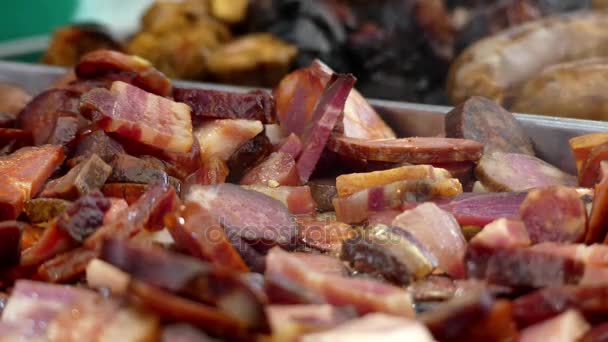 Chorizo (Spaans) of chourico (Portugees) is een soort worst van varkensvlees. Traditioneel, wordt gebruikt gemaakt van darmen, een methode die is gebruikt sinds de Romeinse tijd natuurdarmen. — Stockvideo