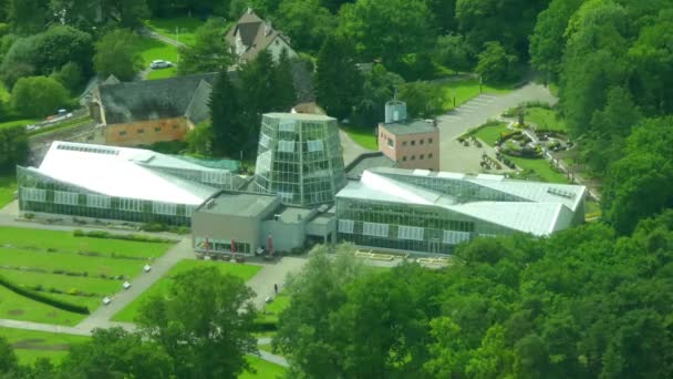 Botanická zahrada Tallin (Tallinna Botaanikaaed), je Botanická zahrada v Tallinn, Estonsko. Nachází se na pravém břehu řeky Pirita, v Kloostrimetsa lese v okrese Pirita. — Stock video
