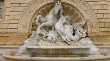 Bologna, Emilia-Romagna bölgesinin, Kuzey İtalya: kadın, at ve ahtapot, Pincio della Montagnola Via Xx Settembre adlı rampaları çeşme.