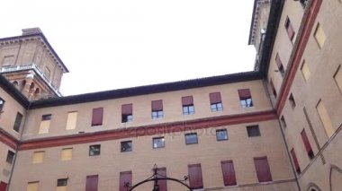 Ferrara, İtalya: Este kale (Castello Estense) veya castello di San Michele (St. Michael'ın Kalesi) moated ortaçağ kalesi olduğunu. Dört köşe Kuleli büyük bir blok oluşur.