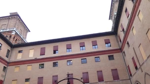Ferrara, Italia: Este castillo (Castello Estense) o castillo de San Michele (San Miguel) es un castillo medieval amarrado. Consta de un gran bloque con cuatro torres de esquina . — Vídeo de stock