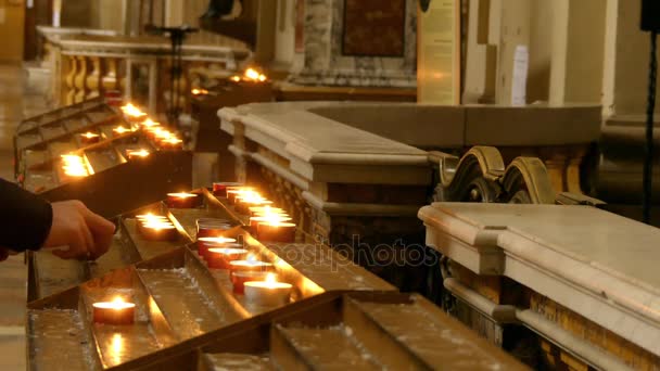 Velas cerimoniais na Igreja Católica queimam em estandes de metal — Vídeo de Stock