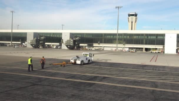 MALAGA, ESPAGNE - 31 JANVIER 2017 : L'aéroport de Malaga est le quatrième aéroport le plus achalandé d'Espagne après MadridBarajas, Barcelone et Palma de Majorque, c'est le principal aéroport international desservant Costa del Sol . — Video