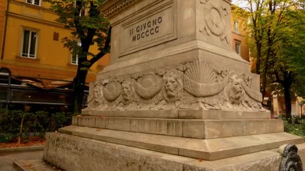 Bolonia, Región Emilia-Romaña, norte de Italia: Monumento a Giuseppe Garibaldi en Via dell 'Indipendenza, 47 . — Vídeos de Stock