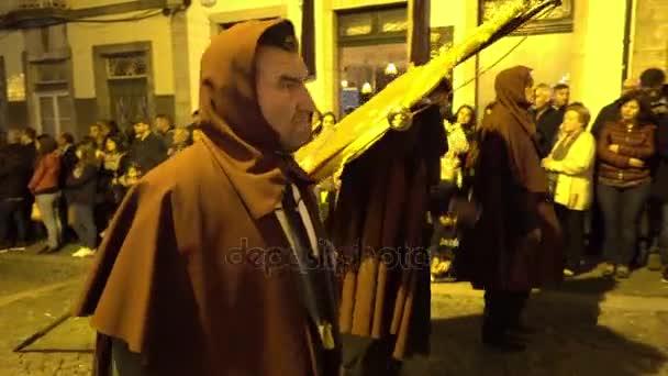 BRAGA, PORTUGAL - 14 217 DE ABRIL: Procissões de penitência nas ruas de Braga, Portugal na Semana Santa (Semana Santa) durante a última semana da Quaresma antes da Páscoa. Homenagem anual da Paixão de Jesus Cristo . — Vídeo de Stock