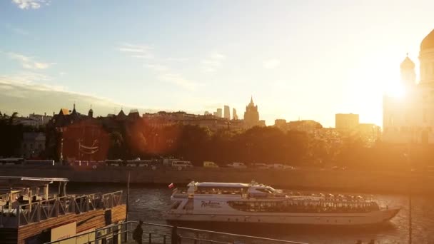 Cathedral of Christ Savior is Russian Orthodox cathedral in Moscow, Russia, on northern bank of Moskva River, few hundred meters southwest of Kremlin. It is tallest Orthodox church in world. — Stock Video