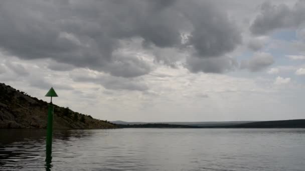 Bouche de la rivière Zrmanja. La Zrmanja est une rivière du sud de la Lika et du nord de la Dalmatie, en Croatie. Zrmanja coule dans la mer Adriatique dans la baie appelée Novigradsko plus . — Video