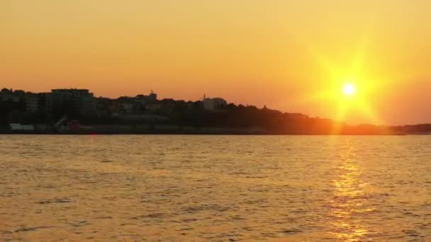 Bel tramonto nella città di Nessebar, Bulgaria sulla costa del Mar Nero . — Video Stock