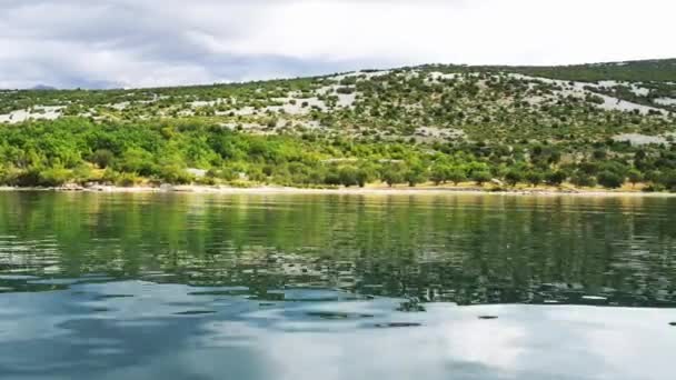 Heuvelachtig en begroeid struiken van de kust van Novigrad zee in de provincie Zadar, Kroatië. — Stockvideo