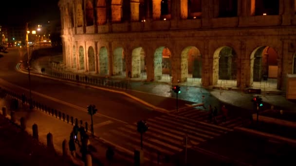 Colosseum of Colosseum, ook wel bekend als Flavische amfitheater, is een ovale amfitheater in de stad Rome, Italië. Het is de grootste amfitheater. Colosseum ligt net ten oosten van Roman Forum. — Stockvideo