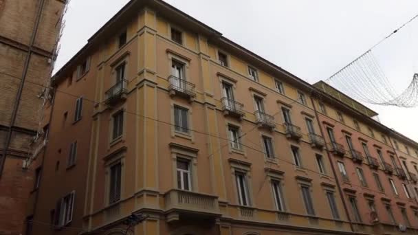 Bolonia, Región Emilia-Romaña, norte de Italia: edificio en la calle dell 'Indipendenza, 30 / E . — Vídeos de Stock