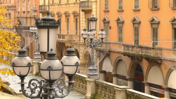 Bologna, emilia-romagna region, norditalien: laternen mit blick auf die straße dell 'indipendenza in der nähe des hauptbahnhofs — Stockvideo