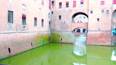 Ferrara, İtalya: Este kale (Castello Estense) veya castello di San Michele (St. Michael'ın Kalesi) moated ortaçağ kalesi olduğunu. Dört köşe Kuleli büyük bir blok oluşur.