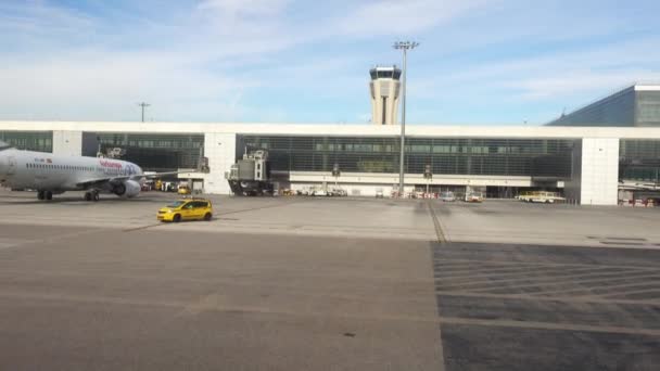 Malaga, İspanya - 31 Ocak 2017: Malaga Havaalanı dördüncü İspanya en işlek Havaalanı Madridbarajas, Barcelona ve Palma de Mallorca sonra Costa del Sol hizmet veren ana hava alanı. — Stok video