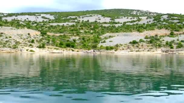 Los arbustos montañosos y crecidos de la orilla del mar Novigrad en el condado de Zadar, Croacia . — Vídeos de Stock