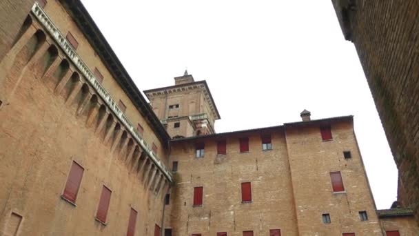 Ferrara, Italy: Este castle (Castello Estense) or castello di San Michele (St. Michael 's castle) is moated medieval castle. Состоит из большого блока с четырьмя угловыми башнями . — стоковое видео