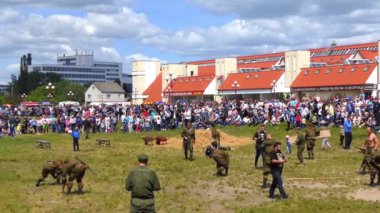 Brest, Belarus - 27 Mayıs 2017: Gösteri performansları paraşütçüler Brest Bisiklet Festivali Uluslararası tarih. Motosiklet binme Konuklar.
